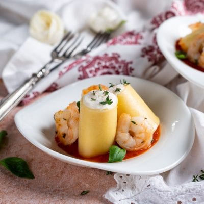 Paccheri ripieni di ricotta con gamberi saltati su salsa di pomodoro e foglie di basilico
