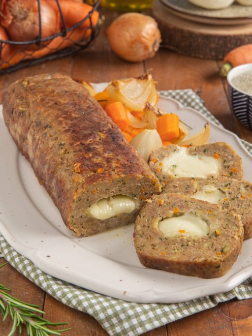 Polpettone con cuore di scamorza affettato, con ripieno filante ben visibile e verdure arrosto