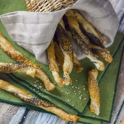 Grissini di sfoglia con semi di sesamo e di papavero, croccanti e attorcigliati