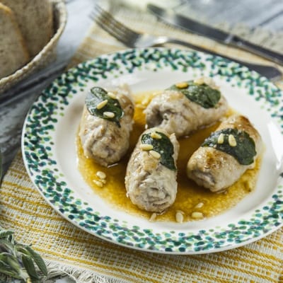 Involtini di vitello con foglie di salvia e pinoli su fondo di burro fuso