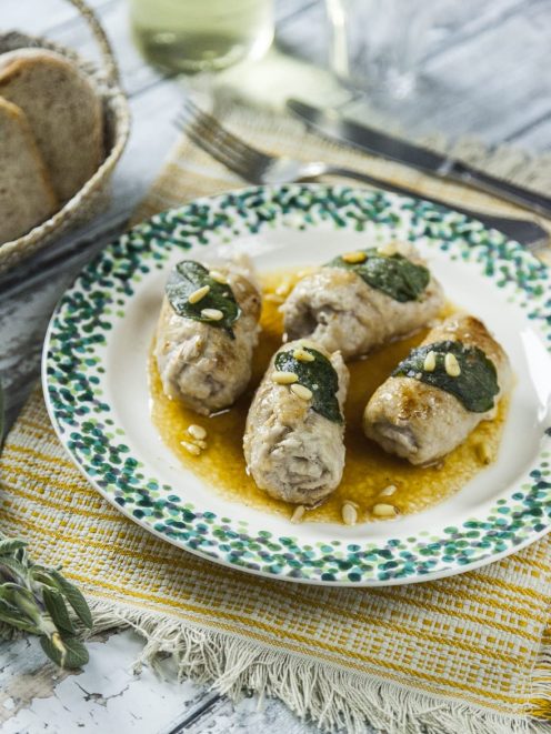 Involtini di vitello con foglie di salvia e pinoli su fondo di burro fuso