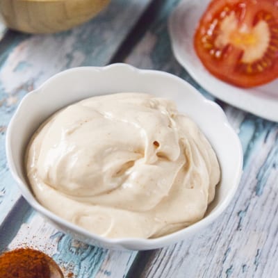 Maionese al pomodoro cremosa e soffice, servita con uova e pomodoro fresco