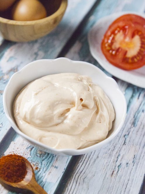 Maionese al pomodoro cremosa e soffice, servita con uova e pomodoro fresco
