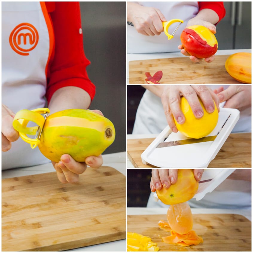 Mani che pelano e affettano mango e papaya con pelapatate e mandolina
