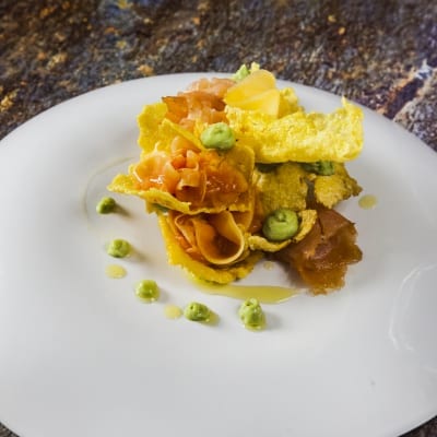 Millefoglie croccante di riso allo zafferano con salmone marinato, crema di avocado e olio a filo