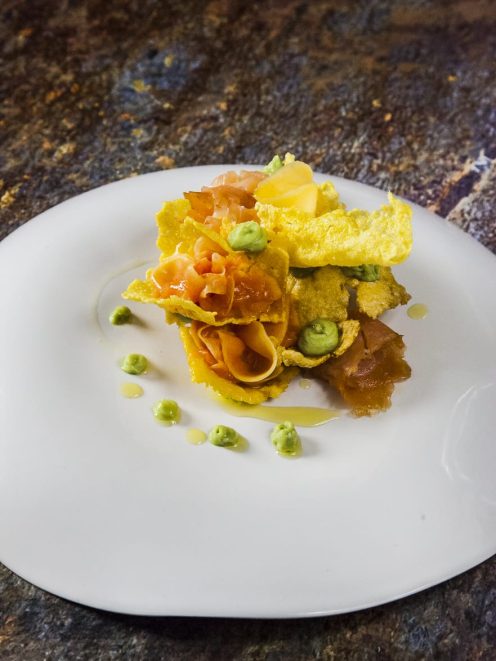 Millefoglie croccante di riso allo zafferano con salmone marinato, crema di avocado e olio a filo
