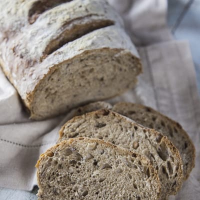 Pane multicereali affettato con mollica alveolata e crosta rustica infarinata