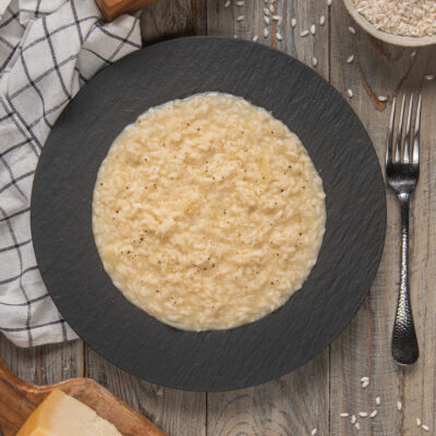 Risotto alla parmigiana cremoso e mantecato, spolverato di pepe nero