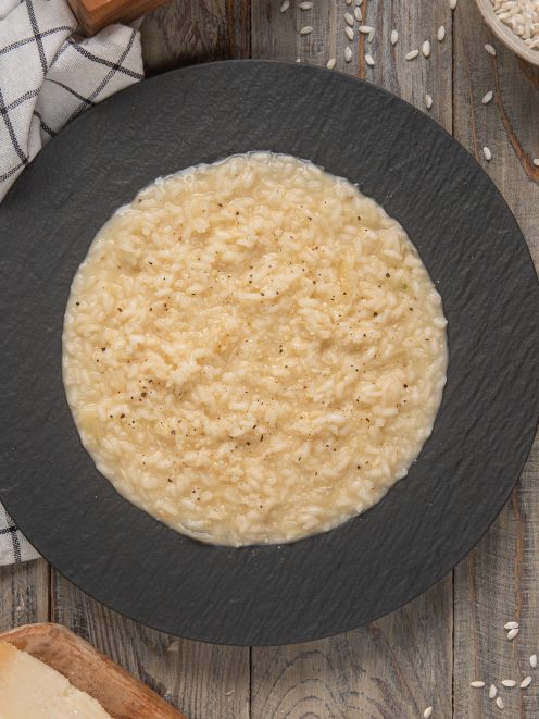 Risotto alla parmigiana cremoso e mantecato, spolverato di pepe nero