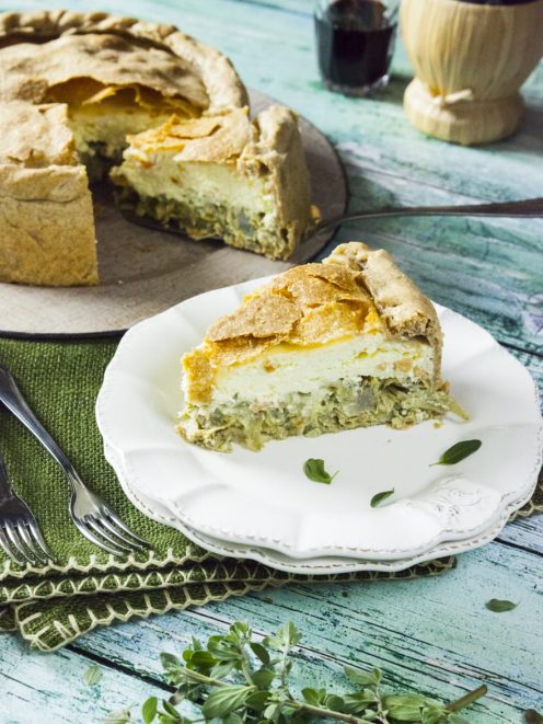 Torta pasqualina con carciofi tagliata a fetta, con ripieno a strati di ricotta e verdure