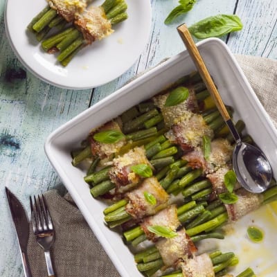 Involtini di pancetta e fagiolini gratinati con parmigiano e foglie di basilico fresco