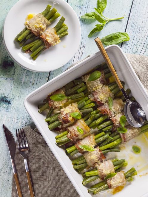 Involtini di pancetta e fagiolini gratinati con parmigiano e foglie di basilico fresco