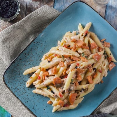 Pasta alla zarina con penne in salsa cremosa, salmone a pezzi e uova di pesce rosse e nere