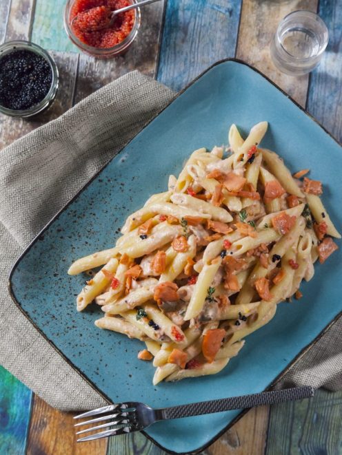 Pasta alla zarina con penne in salsa cremosa, salmone a pezzi e uova di pesce rosse e nere