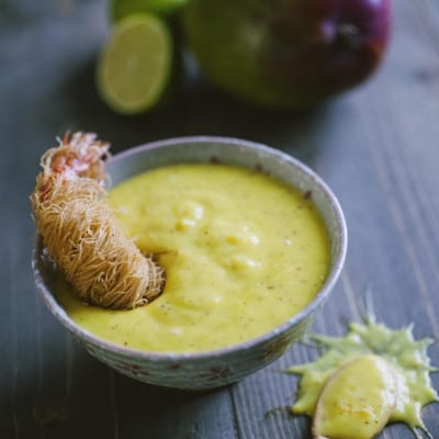 Salsa al mango cremosa con gambero in pasta kataifi immerso nella salsa
