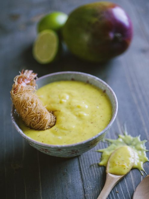 Salsa al mango cremosa con gambero in pasta kataifi immerso nella salsa