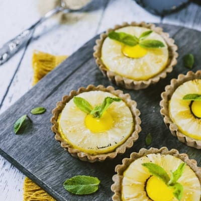 Crostatine con ananas, liquirizia e zafferano guarnite con foglie di menta fresca