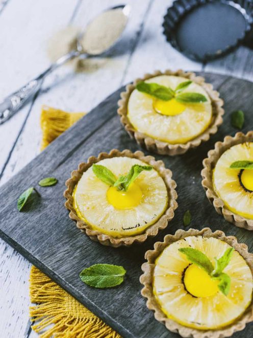 Crostatine con ananas, liquirizia e zafferano guarnite con foglie di menta fresca