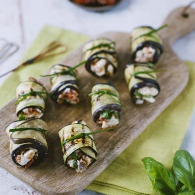 Involtini di melanzane grigliate ripieni di mozzarella e pomodori secchi, legati con erba cipollina