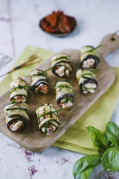 Involtini di melanzane grigliate ripieni di mozzarella e pomodori secchi, legati con erba cipollina