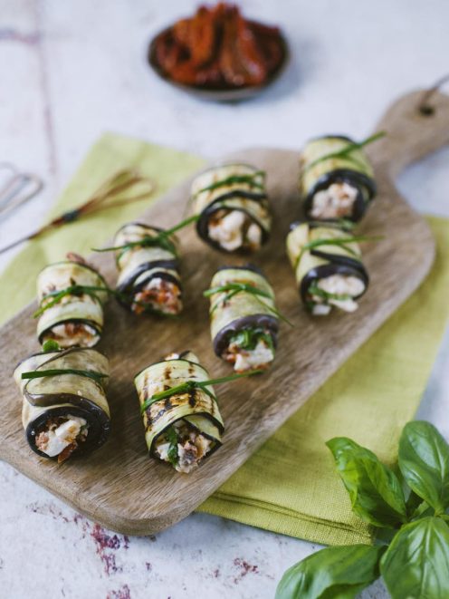 Involtini di melanzane grigliate ripieni di mozzarella e pomodori secchi, legati con erba cipollina