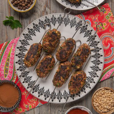 Kofta di carne macinata con erbe aromatiche e pinoli, grigliate su spiedini metallici