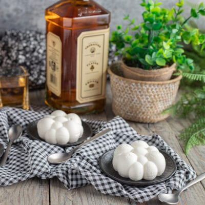 Mousse al whisky servita in due porzioni a forma di fiore, bianca e soffice