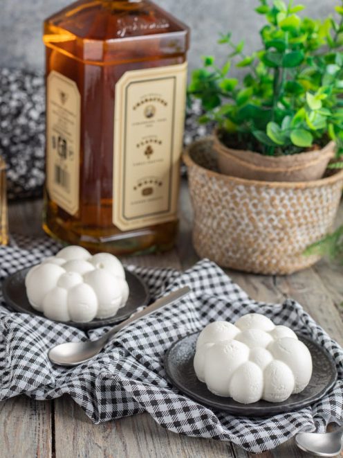Mousse al whisky servita in due porzioni a forma di fiore, bianca e soffice