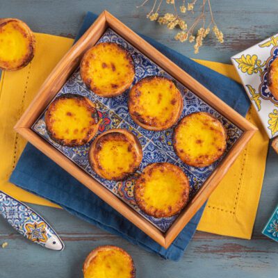 Pasteis de nata appena sfornati con crema caramellata e pasta sfoglia dorata