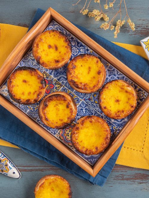 Pasteis de nata appena sfornati con crema caramellata e pasta sfoglia dorata