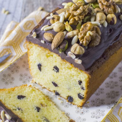 Plumcake con frutta secca affettato, con glassa al cioccolato e noci, nocciole, mandorle e pistacchi
