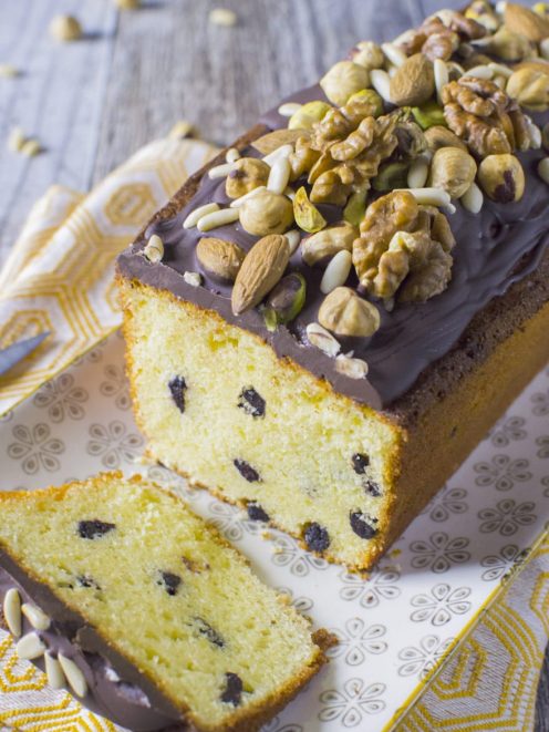 Plumcake con frutta secca affettato, con glassa al cioccolato e noci, nocciole, mandorle e pistacchi