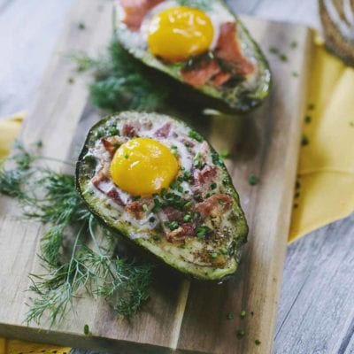 Avocado al forno ripieno con uovo, speck e erba cipollina tritata