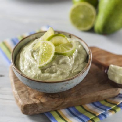 Salsa di avocado e yogurt cremosa, guarnita con fettine di lime fresco