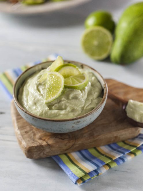 Salsa di avocado e yogurt cremosa, guarnita con fettine di lime fresco