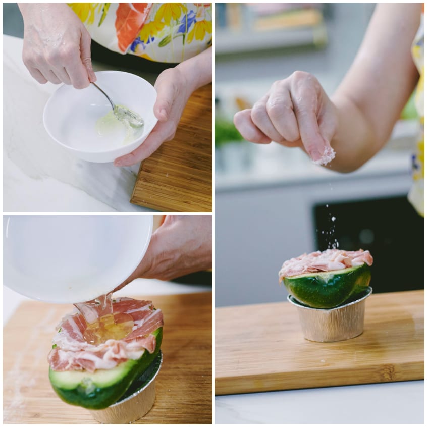 Albume versato sull'avocado ripieno di bacon, poi salato a mano