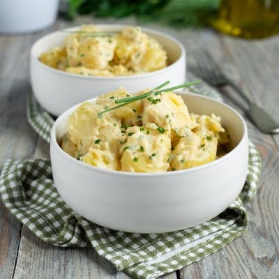 Insalata di patate americana con salsa cremosa e erba cipollina tritata