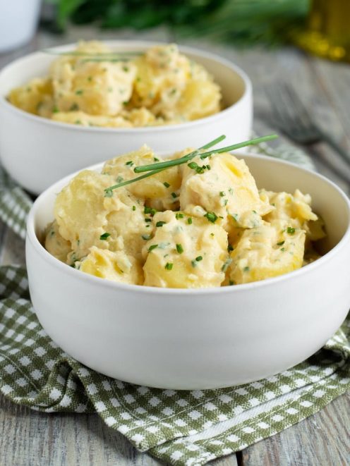 Insalata di patate americana con salsa cremosa e erba cipollina tritata