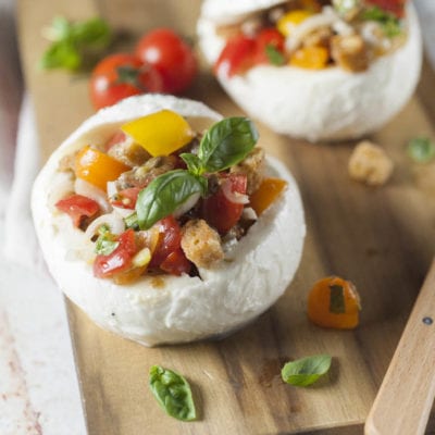 Mozzarella ripiena con panzanella di pomodori rossi e gialli, cipolla e basilico fresco