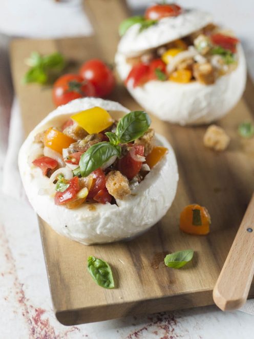 Mozzarella ripiena con panzanella di pomodori rossi e gialli, cipolla e basilico fresco