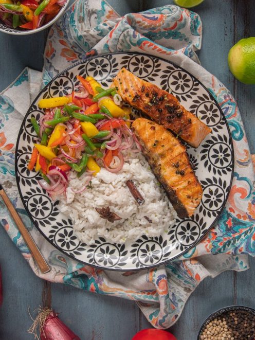 Salmone alla griglia con riso al cocco, verdure saltate con peperoni e cipolla rossa