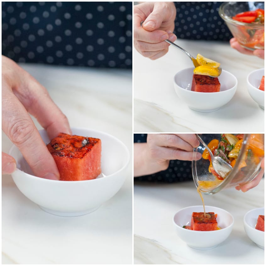 Cubetti di anguria grigliata impiattati con insalata di peperoni e condimento versato sopra