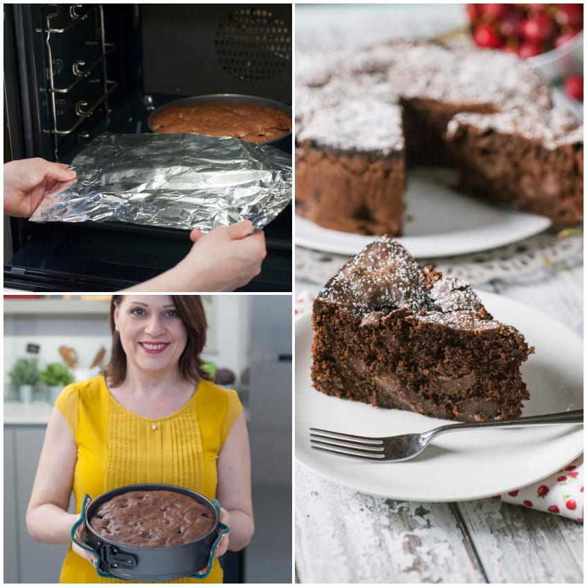 Torta al cioccolato e ciliegie coperta con foglio di alluminio in forno, poi sformata e spolverata di zucchero a velo