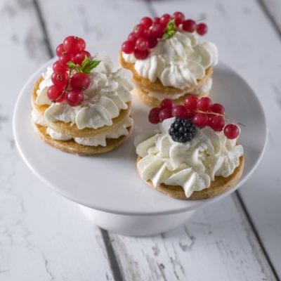 Camy cream in tre monoporzioni con panna montata a ciuffi, ribes rosso e mora fresca