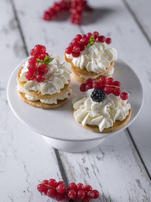 Camy cream in tre monoporzioni con panna montata a ciuffi, ribes rosso e mora fresca