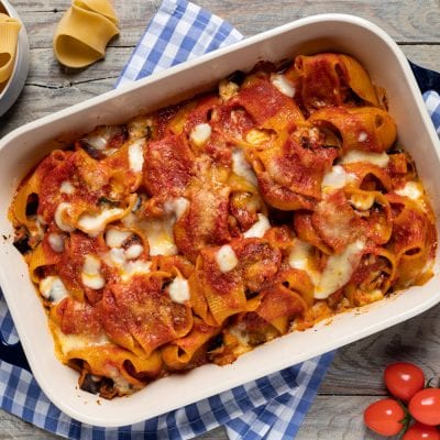 Conchiglioni alla parmigiana gratinati con salsa di pomodoro, melanzane e mozzarella filante