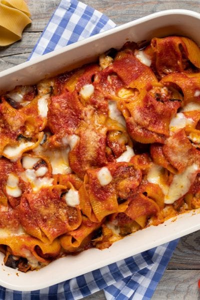 Conchiglioni alla parmigiana gratinati con salsa di pomodoro, melanzane e mozzarella filante