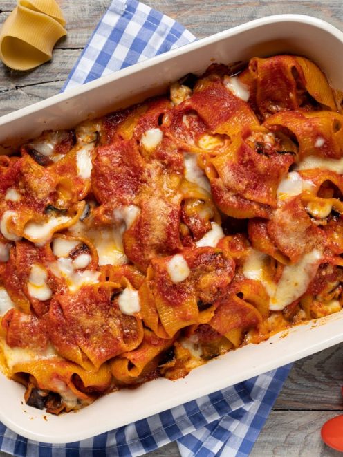 Conchiglioni alla parmigiana gratinati con salsa di pomodoro, melanzane e mozzarella filante
