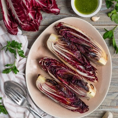 Radicchio grigliato a metà con salsa verde al prezzemolo e aglio