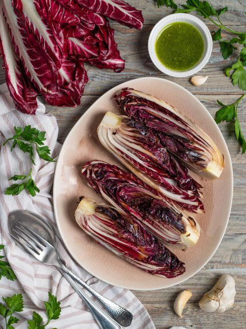 Radicchio grigliato a metà con salsa verde al prezzemolo e aglio